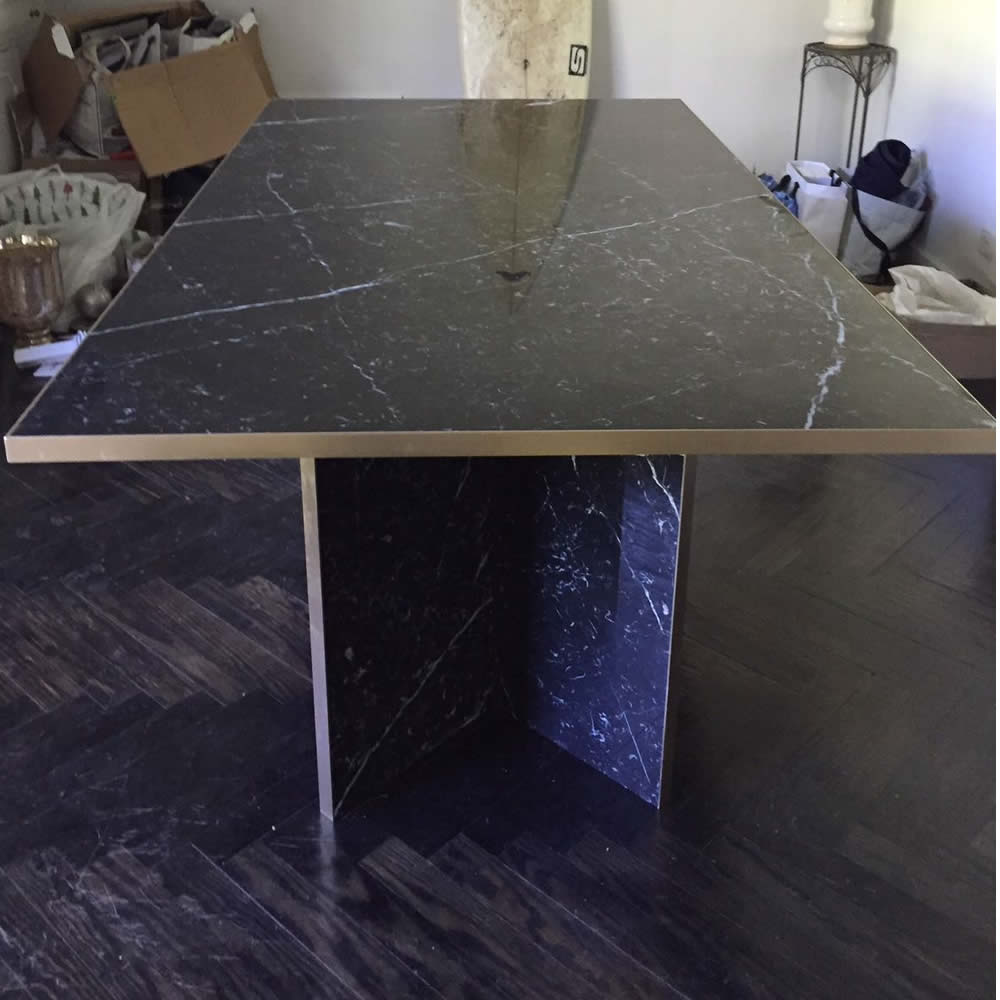 Mesa con patas marmol negro marquina con canto en laton